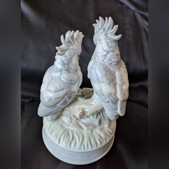 Vintage Porcelain Musical Cockatoos, plays Moon River. 1985 Arnart musical box - Picture 5 of 8